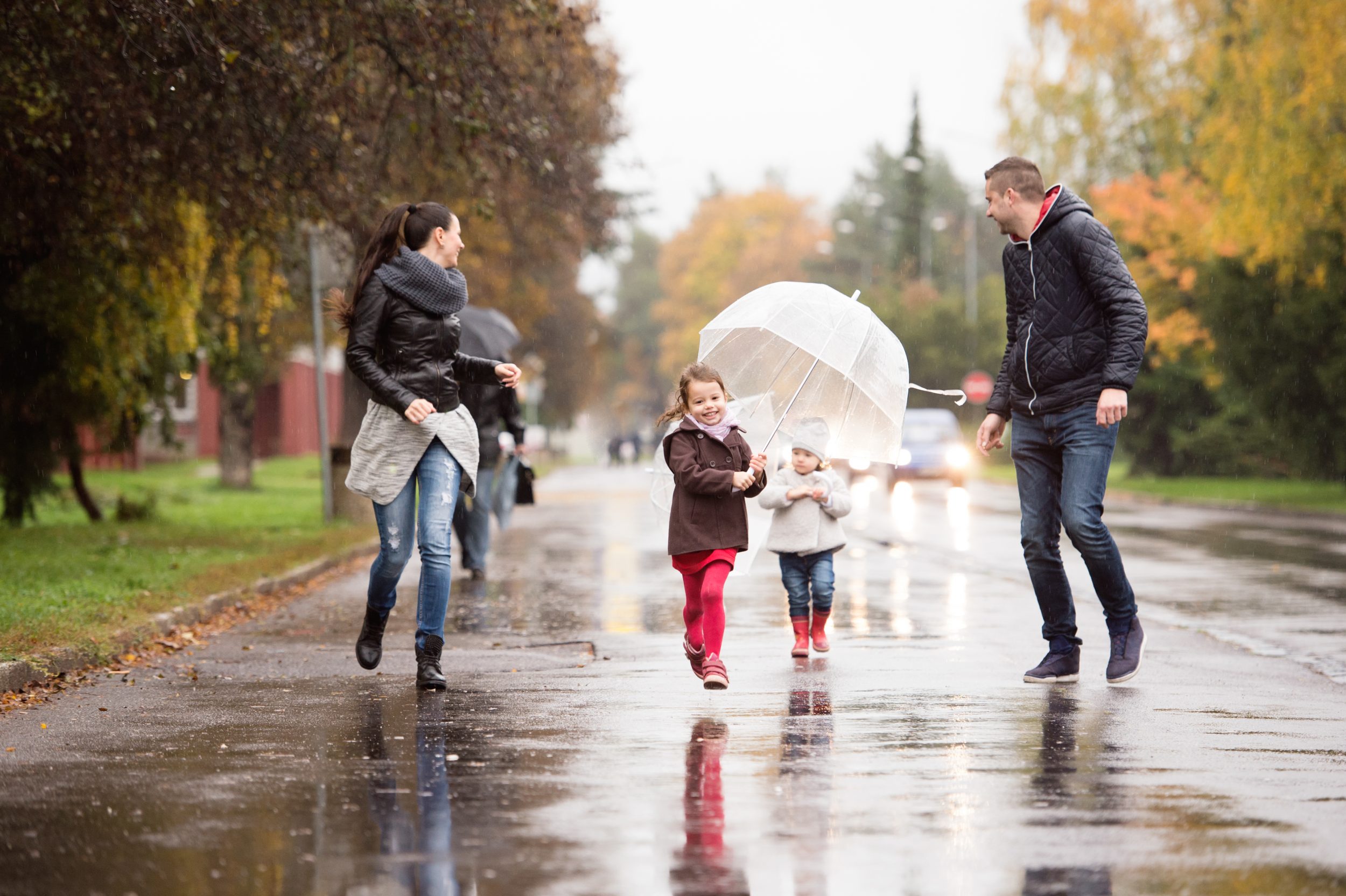 Гулять зонтиком. Прогулка в дождь. Семья на прогулке. Семья под дождем. Прогулки под дождем дети.